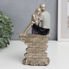 Фигурка полистоун «Романтичная пара на кирпичной изгороди», 23.5×14.5×8 см