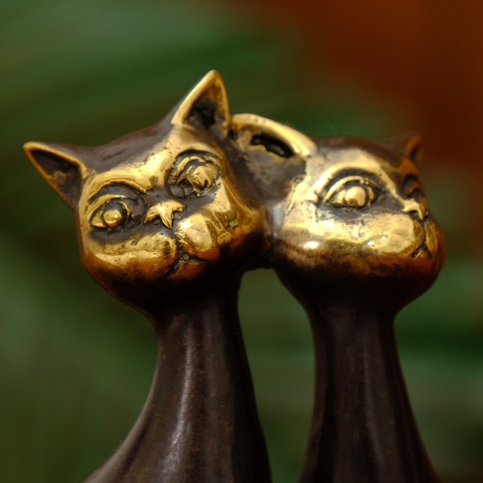 Сувенир «Сладкая парочка кошек», 7.5×3.5×9 см, бронза