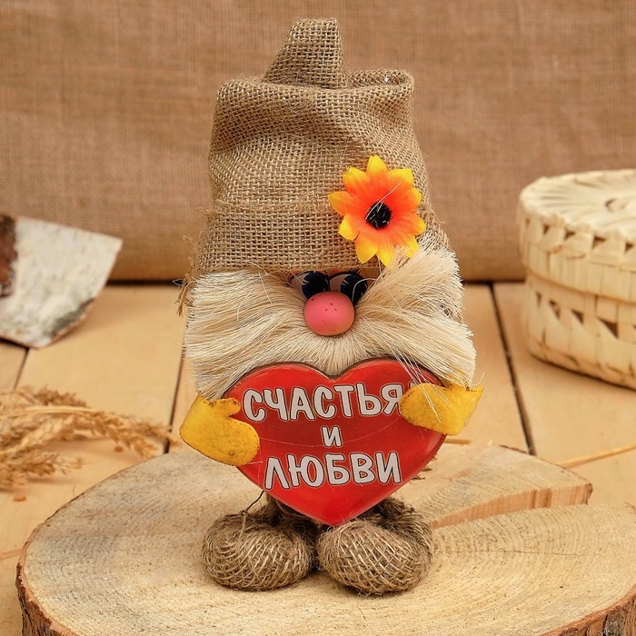 Фигурка-оберег «Домовой. Василёк в льняном колпаке, с сердцем», 23×14×9 см, МИКС