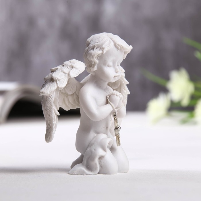 Фигурка полистоун «Ангелочек с крестиком из страз», 8×6.5×4 см