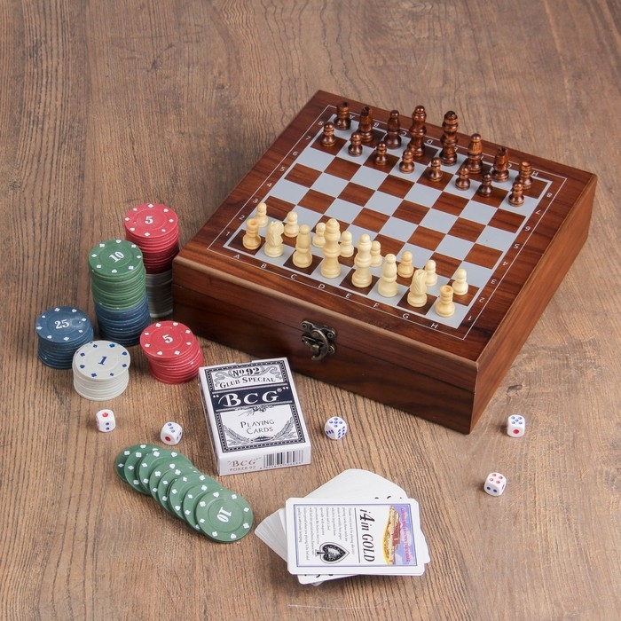 Набор классических настольных игр 4 в 1: шахматы, покер, 24×24 см