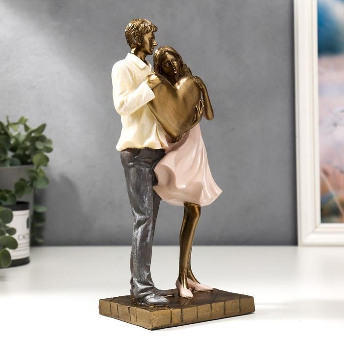 Фигурка полистоун «Влюблённая пара с сердцем», 25.5×8×11.5 см