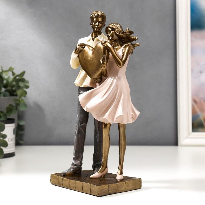 Фигурка полистоун «Влюблённая пара с сердцем», 25.5×8×11.5 см