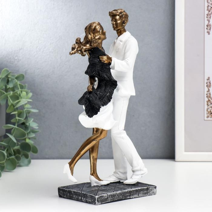 Фигурка полистоун «Влюблённые в белой одежде, с палантином», 25×10×13 см