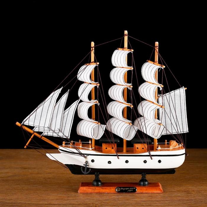 Сувенирная модель корабля «Мортан», борта белые, 33×31×5 см