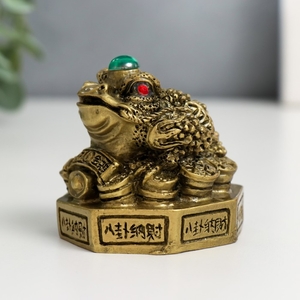 Нэцкэ фигурка «Жаба на Ба-гуа», полистоун, под бронзу, 5.8×5.8×6.6 см