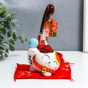 Фигурка керамика «Манэки-нэко с шариком и подвеской», 9×7×15.5 см