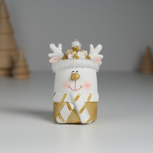 Фигурка полистоун «Олень белый в шапке и шарфике», 4×4×7 см