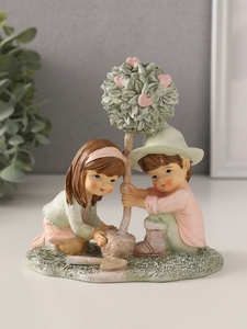 Фигурка полистоун «Малыши сажают деревце», розово-зелёный, 13×7×13 см