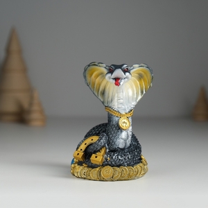Фигурка полистоун «Змея тёмная с подковой», 5.8×5.5×9 см