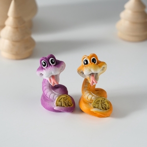 Фигурка полистоун «Змейка с монеткой», 2.5×2.5×4 см, МИКС