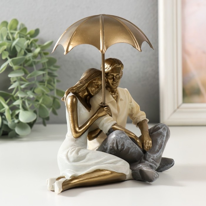 Фигурка полистоун «Влюблённые сидят под зонтом», 17×11.5×15 см