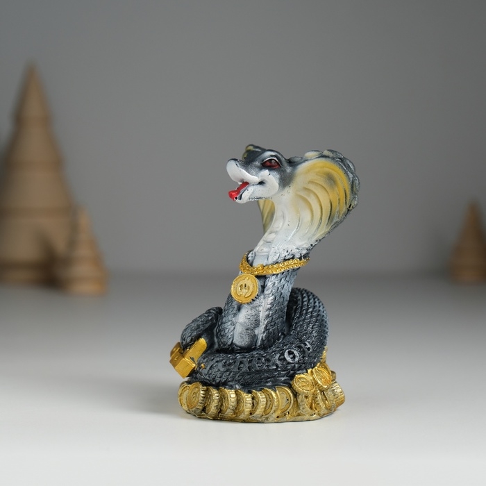 Фигурка полистоун «Змея тёмная с подковой», 5.8×5.5×9 см