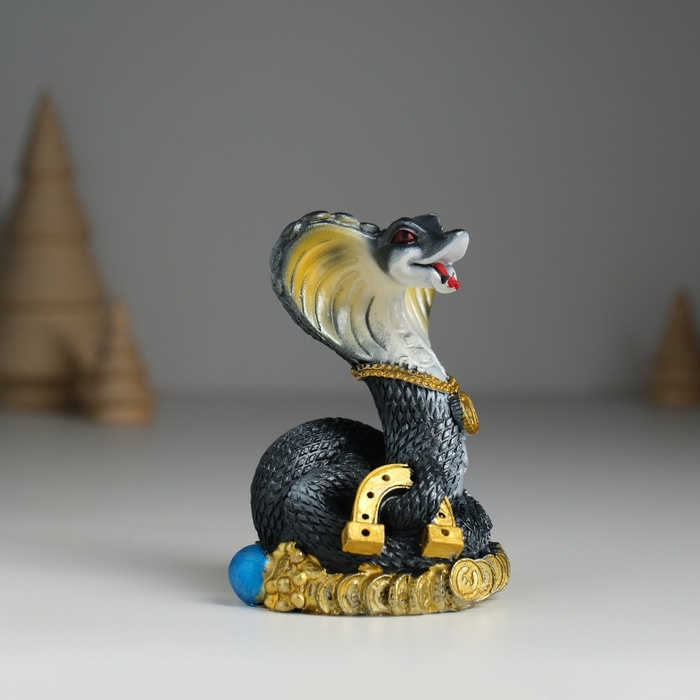 Фигурка полистоун «Змея тёмная с подковой», 5.8×5.5×9 см