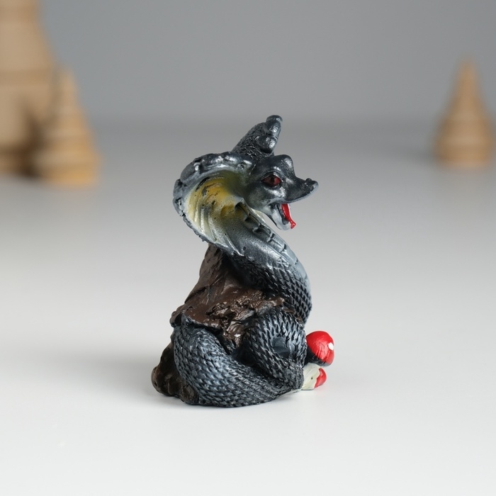 Фигурка полистоун «Змейка тёмная с мухоморами», 4.3×3.5×6 см, МИКС